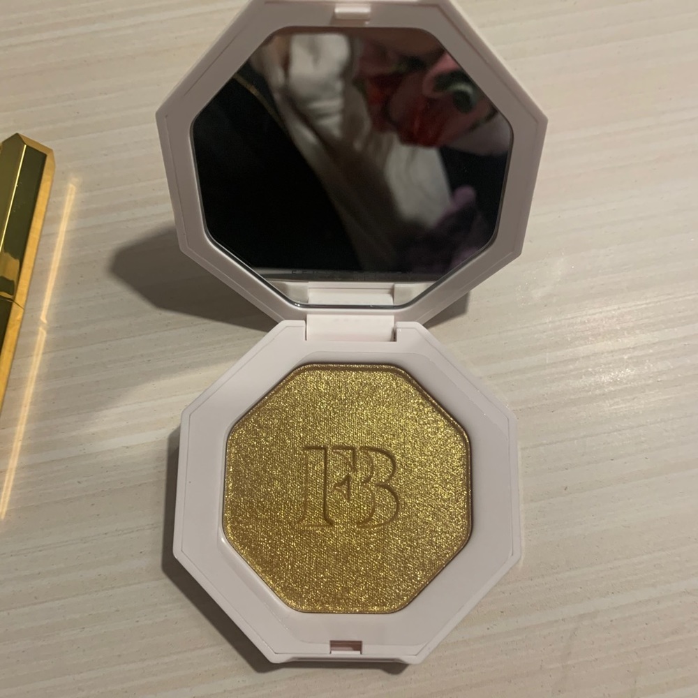 Brand new Fenty beauty highlighter - trophy wife